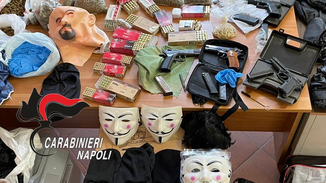 Un mini market delle rapine nel centro di Napoli: a disposizione armi, munizioni e le maschere di V e Breaking Bad per fare i colpi