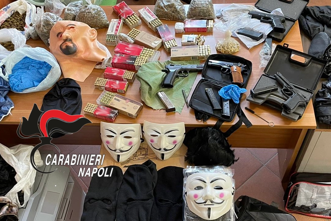 Armi, munizioni, droga e maschere per rapine sequestrate dai carabinieri di Napoli