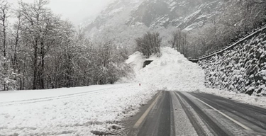 Altra valanga in Valle d’Aosta, torna la neve sul Vesuvio. Previsioni meteo: settimana di maltempo tra pioggia e fiocchi bianchi