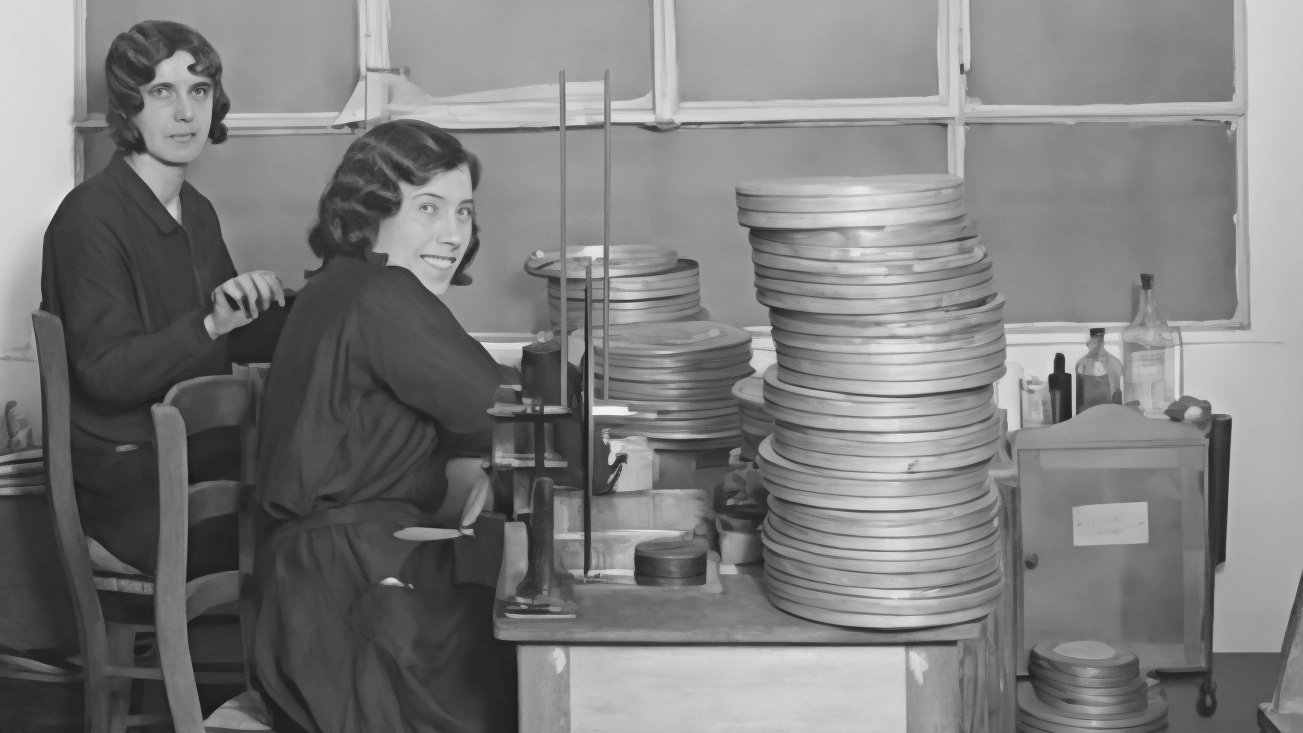 L'Archivio Luce celebra il suo centenario con eventi speciali, mostre e film cult distribuiti da Luce Cinecittà, valorizzando il patrimonio storico di oltre 77mila filmati e cinque milioni di fotografie.