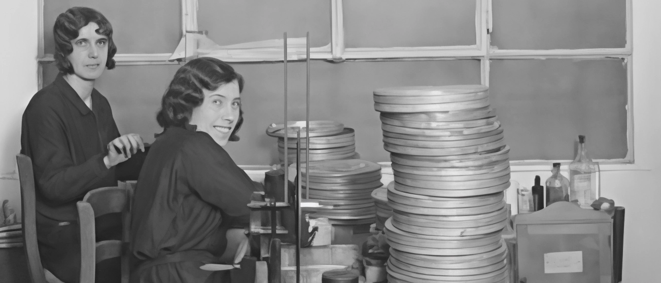 L'Archivio Luce celebra il suo centenario con eventi speciali, mostre e film cult distribuiti da Luce Cinecittà, valorizzando il patrimonio storico di oltre 77mila filmati e cinque milioni di fotografie.