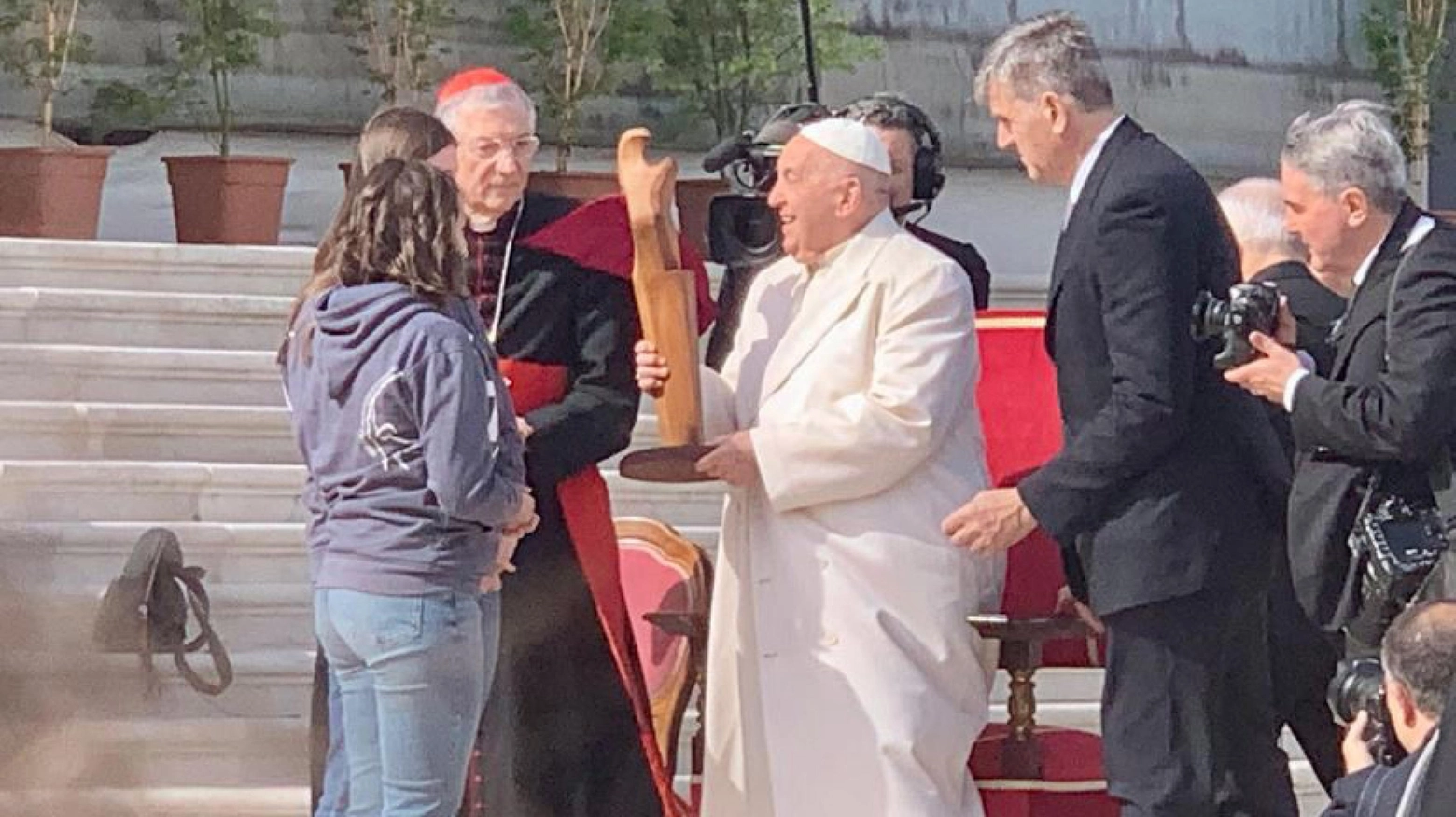 Una ragazza ha donato una 'forcola' al Papa