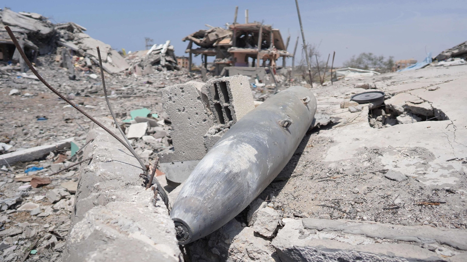 Gli Houthi hanno lanciato dallo Yemen missili balistici e droni. Usa: centinaia di avvocati e funzionari scrivono a Blinken: “Stop all’invio di armi a Israele”
