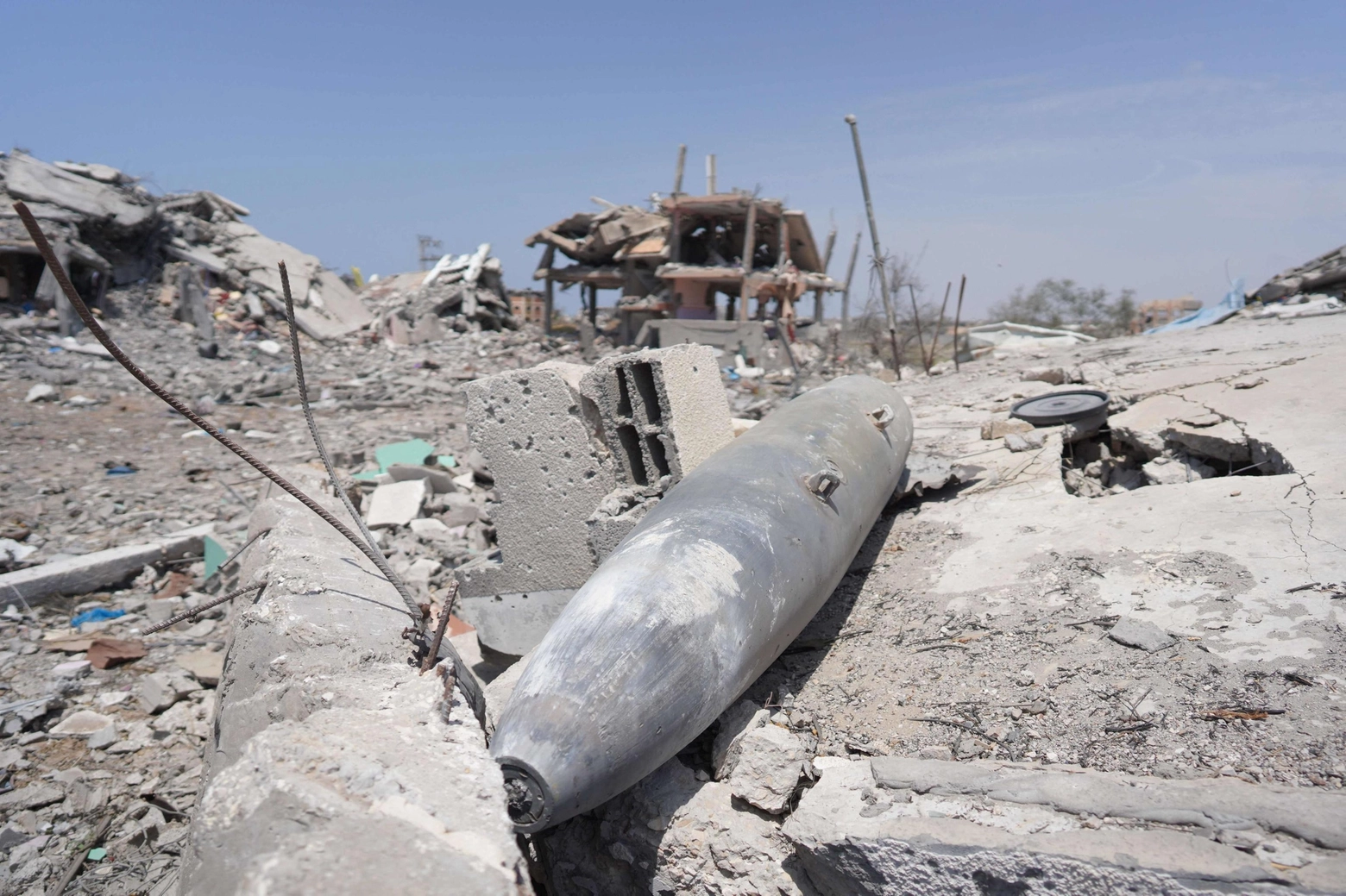 Parte di un missile israeliano nella distruzione di Nuseirat, nel centro della Striscia di Gaza