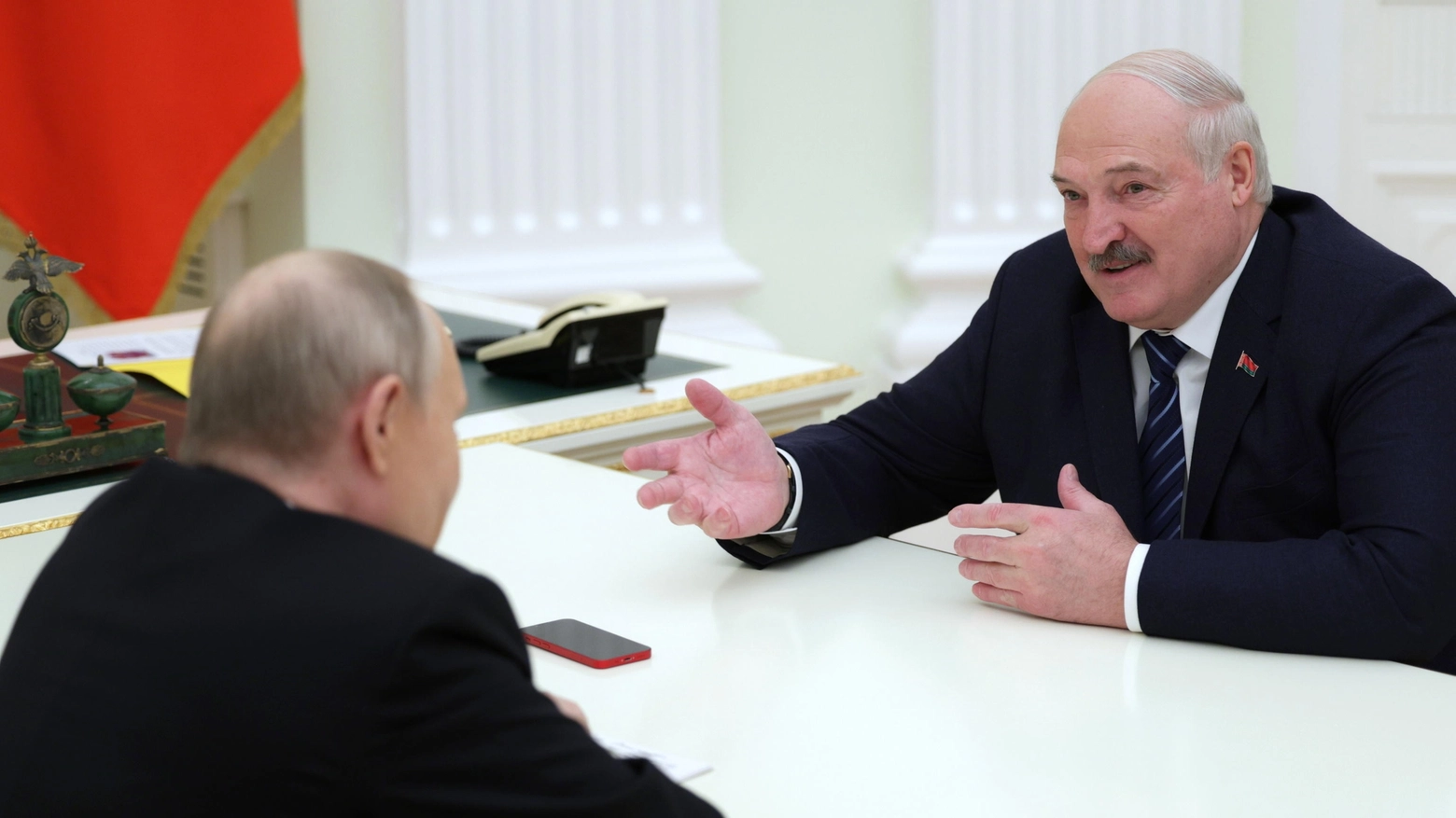 Alexander Lukashenko a colloquio con Vladimir Putin (Ansa)