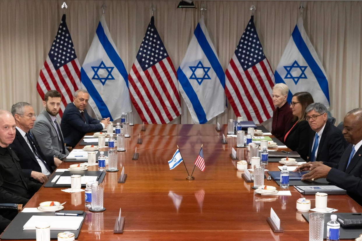 Il Ministro della Difesa israeliano, Yoav Gallant, (davanti a sinistra) al Pentagono