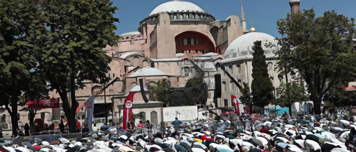 In visita alla Basilica di Istanbul, dal 2020 ufficialmente moschea. Il fervore religioso e la ritrovata bellezza grazie al restauro dei mosaici