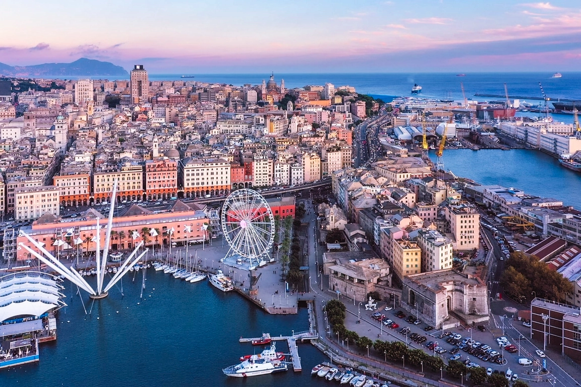 Genova, veduta aerea del porto vecchio