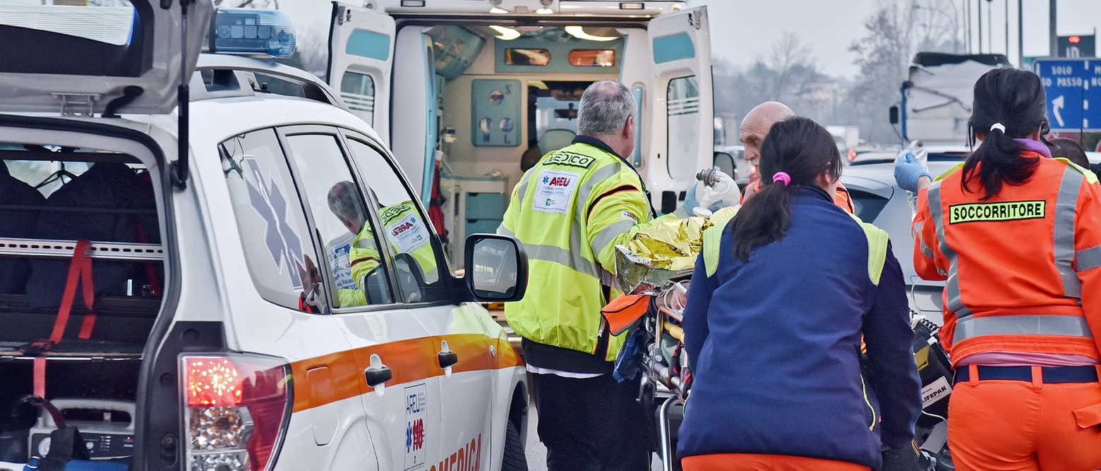 Lo schianto lungo la A22 del Brennero: sul van viaggiavano nove persone, due sono ferite in modo grave. Chiuso il casello di Mantova Nord