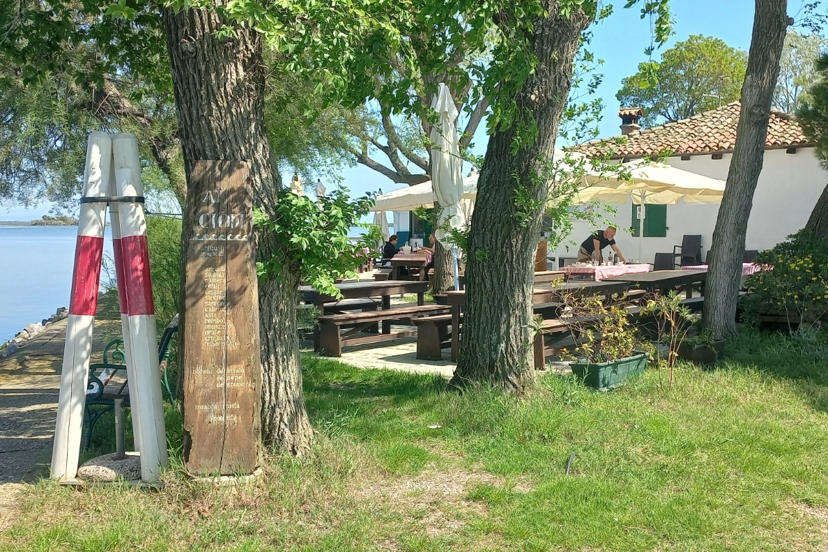 Il ristorante Ai ciodi sull'isoletta di Aurora nel cuore della laguna:
