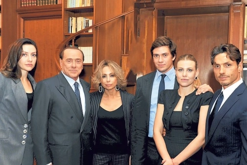 Silvio Berlusconi e suoi 5 figli, da sinistra: Eleonora, Marina, Luigi, Barbara, Pier Silvio