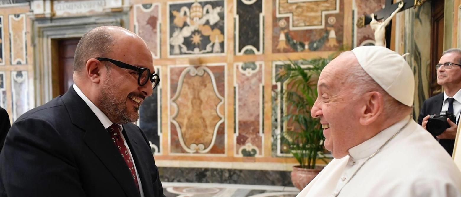 Il ministro della Cultura, Gennaro Sangiuliano, elogia il discorso del Santo Padre sull'autoreferenzialità e la difesa dalla violenza sui social durante un'udienza alla Scuola Vaticana.