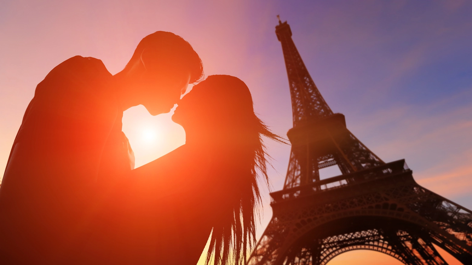 Bacio al tramonto sotto la Tour Eiffel