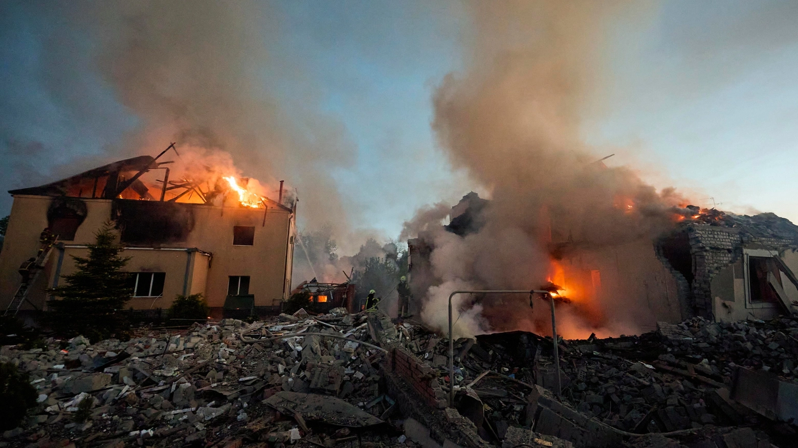 Edifici colpiti dai raid russi a Kharkiv, nel nordest dell'Ucraina (Ansa)