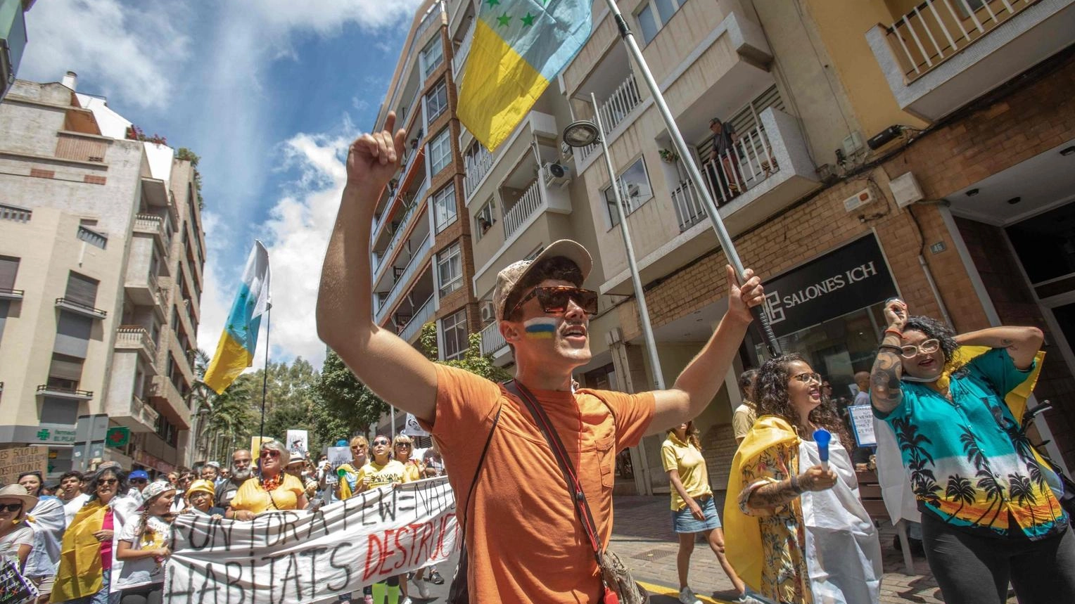 Decine di migliaia di persone alle Canarie protestano contro il turismo di massa e le sue conseguenze ambientali e sociali, chiedendo un limite allo sviluppo.