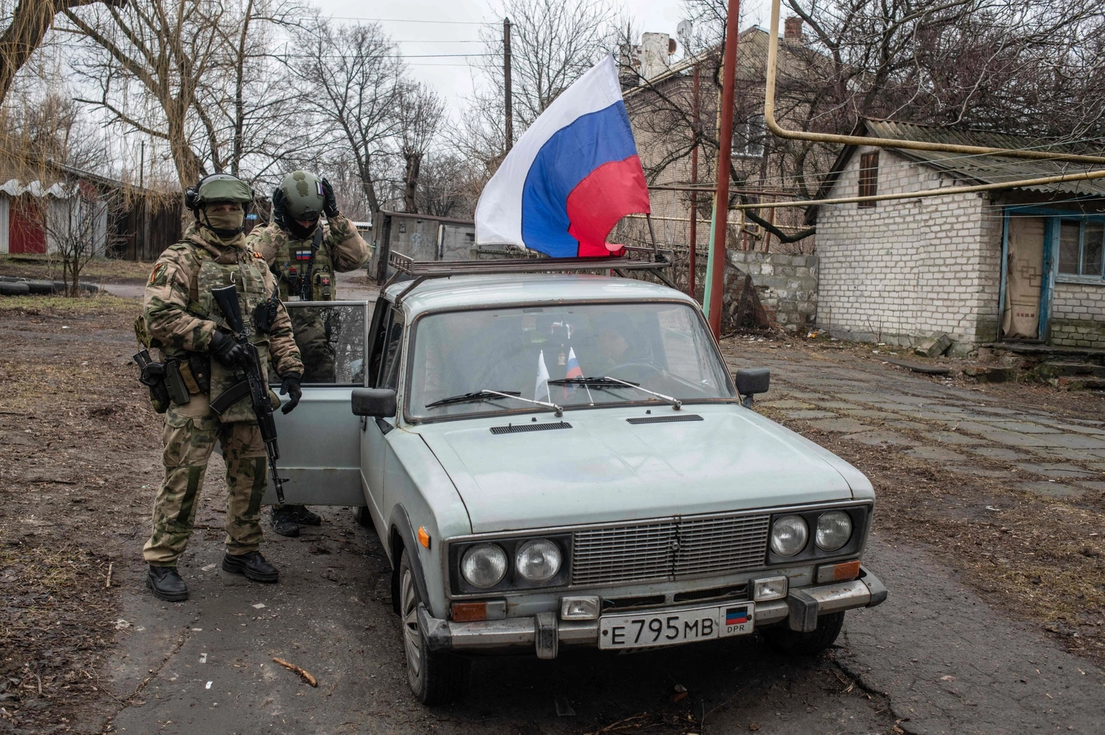 La commissione elettorale locale di una zona del Donetsk scortata dai soldati russi