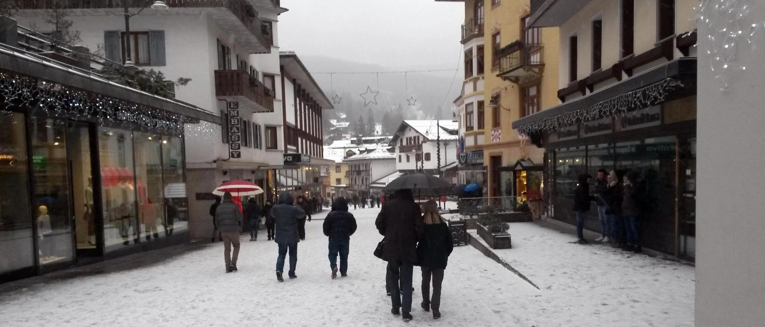 Cortina d'Ampezzo potrebbe avviare il primo progetto di 'snowfarming' sulle Dolomiti, conservando la neve d'estate per anticipare la stagione sciistica. Una pratica controversa criticata dalla comunità scientifica.
