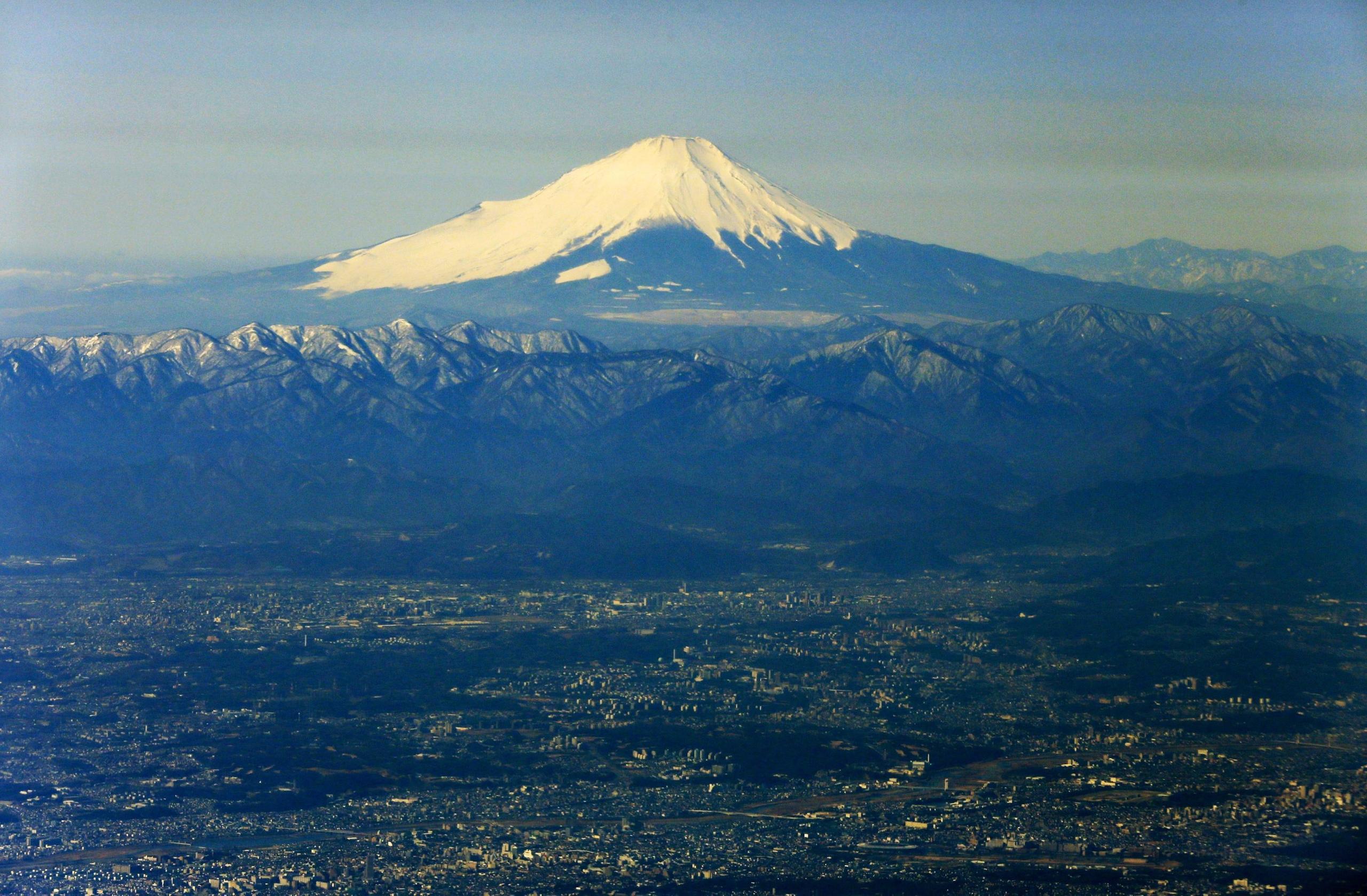 Giappone, troppi turisti maleducati: il monte Fuji sarà ‘coperto’ da una barriera