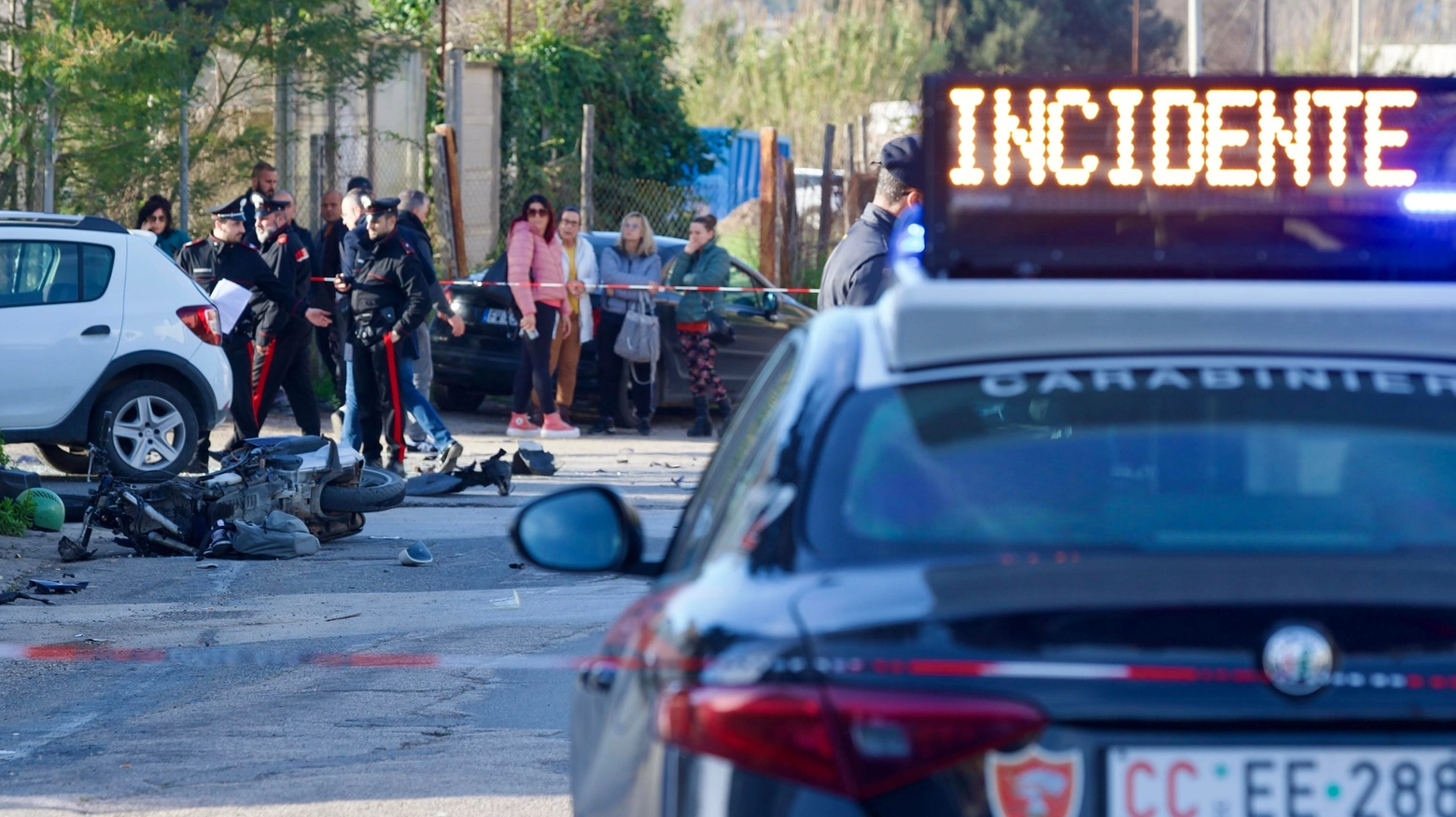 Incidente mortale a Nettuno: i carabinieri sul posto (Ansa)