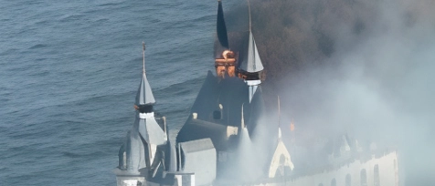 Frammenti di missile russo colpiscono il castello di Kivalov a Odessa, causando danni gravi e vittime. L'edificio, noto come "castello di Harry Potter", è stato avvolto dalle fiamme.