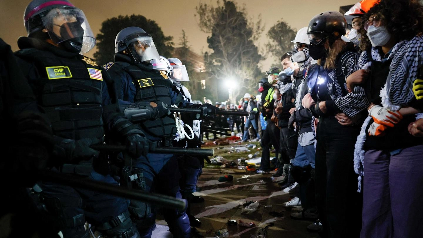 Los Angeles, scontri tra la polizia e gli studenti filo-palestinesi a Ucla