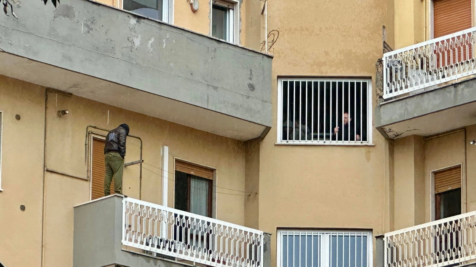 Da oltre 20 ore sul balcone minaccia suicidio, trattativa prosegue
