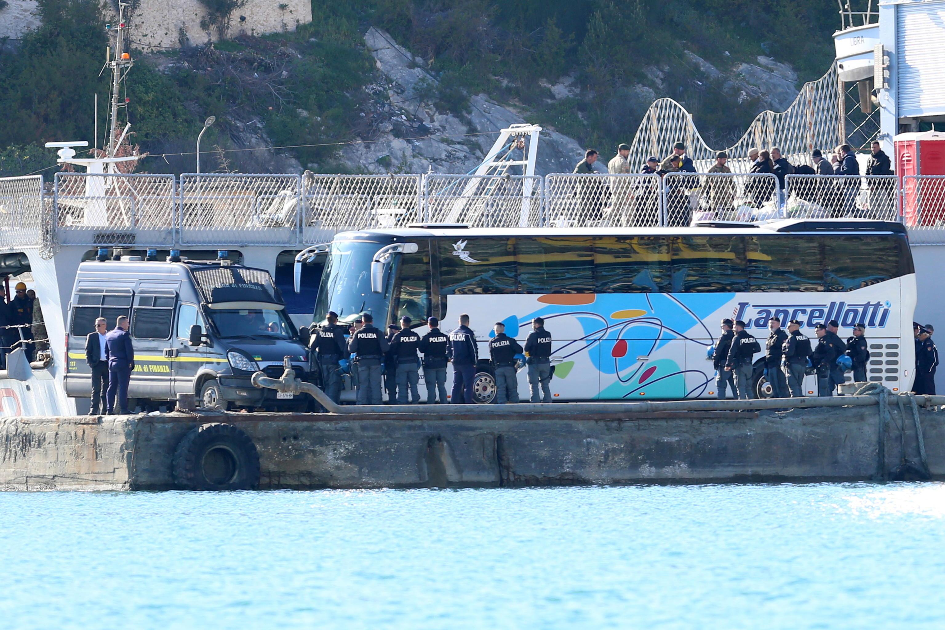 Migranti Albania da Quotidiano.net Migranti in Albania ammanettati Piantedosi Pratica normale sono soggetti pericolosi