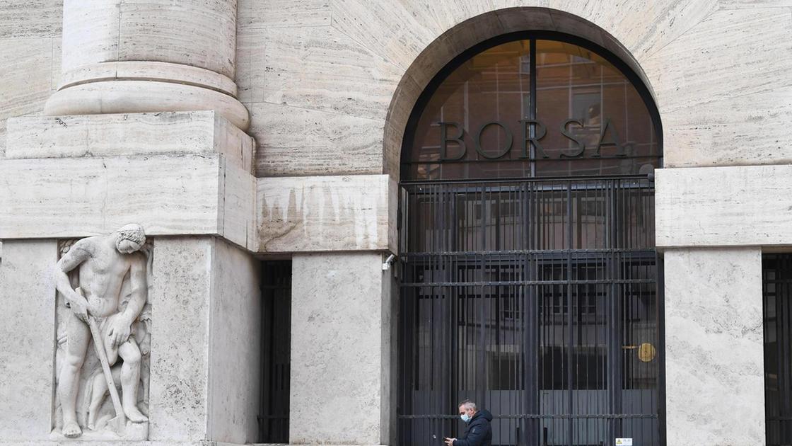 Borsa: Milano peggiora ( 0,9%), pesano Mps, Iveco e Campari