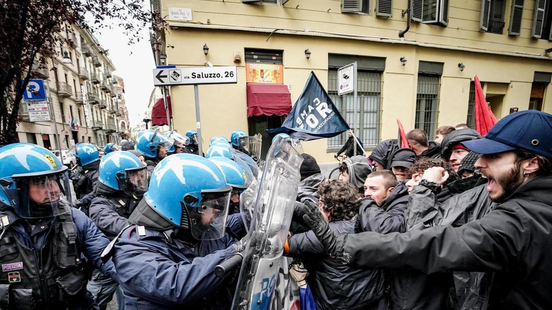 Cortei per la Palestina. Feriti sette poliziotti negli scontri a Torino. Meloni: "Inaccettabile"
