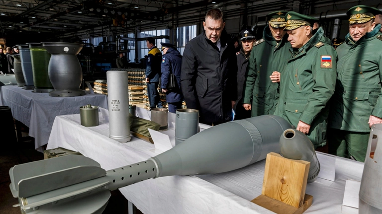 Questo è l'Inizio della Fine - Pagina 12 Serghei-shoigu-ministro-della-difesa-russo-in-visita-allo-stabilimento-dove-vengono-prodotte-le-bombe-fab-3000