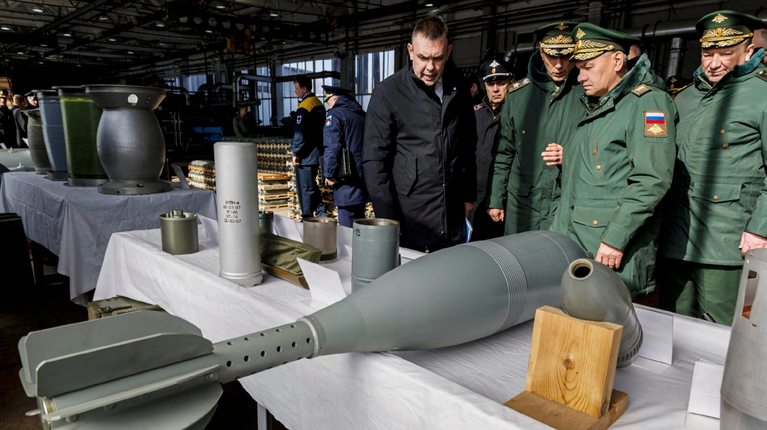 Serghei Shoigu, ministro della Difesa russo, in visita allo stabilimento dove vengono prodotte le bombe Fab-3000
