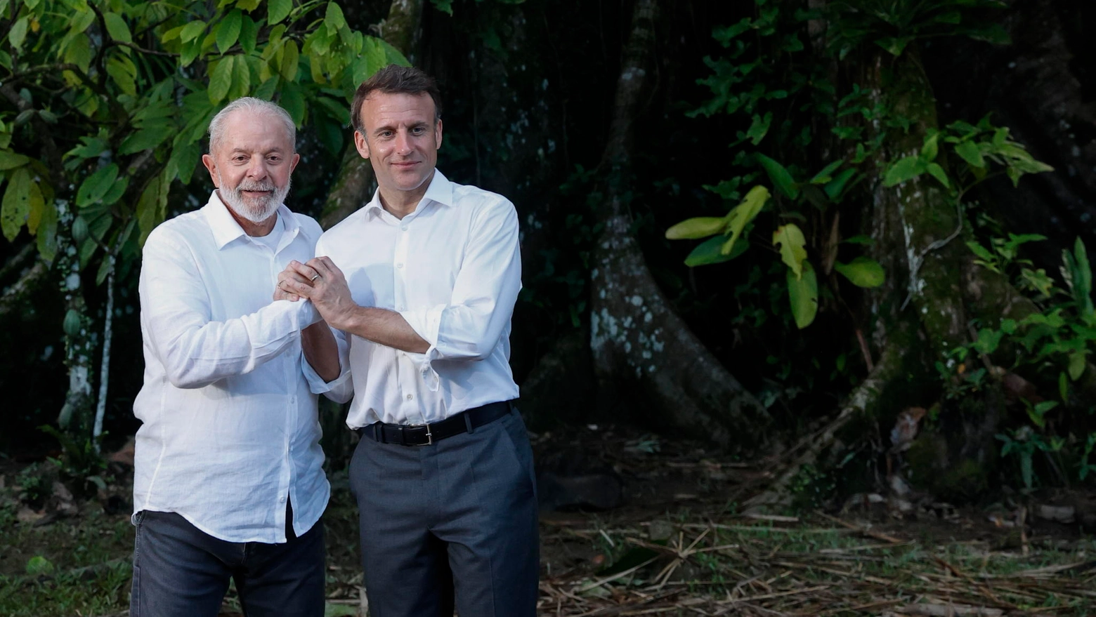 Emmanuel Macron e Luiz Inacio Lula da Silva in Amazzonia (Ansa)