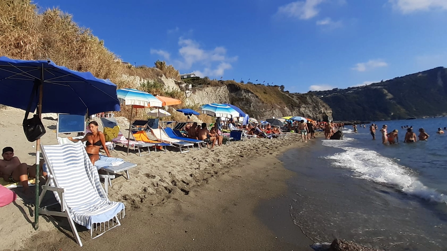 Anticipo d'estate a Ischia: primi bagni per turisti e ischitani (foto d'archivio)