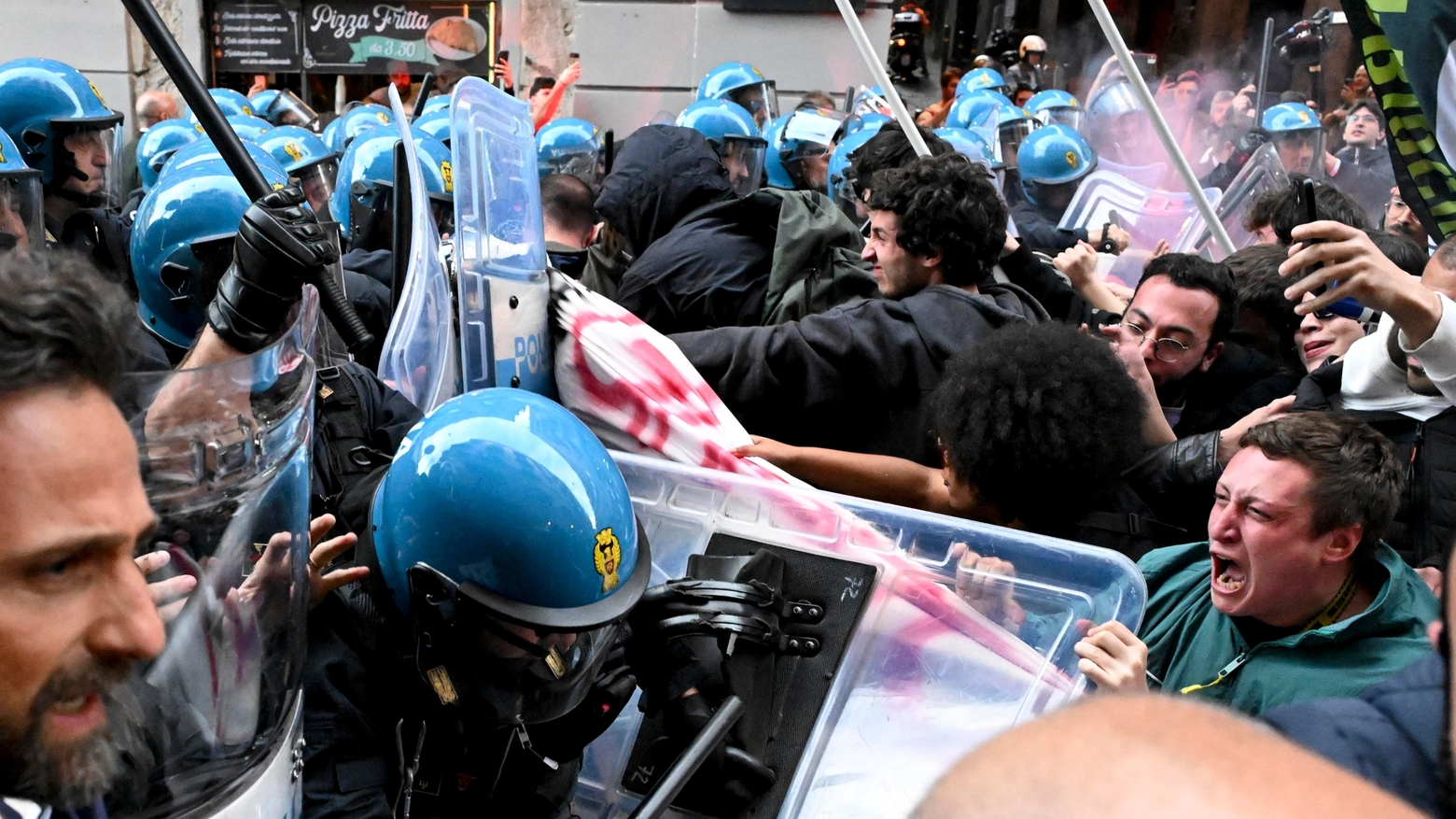 La carica della polizia al corteo studentesco di Napoli