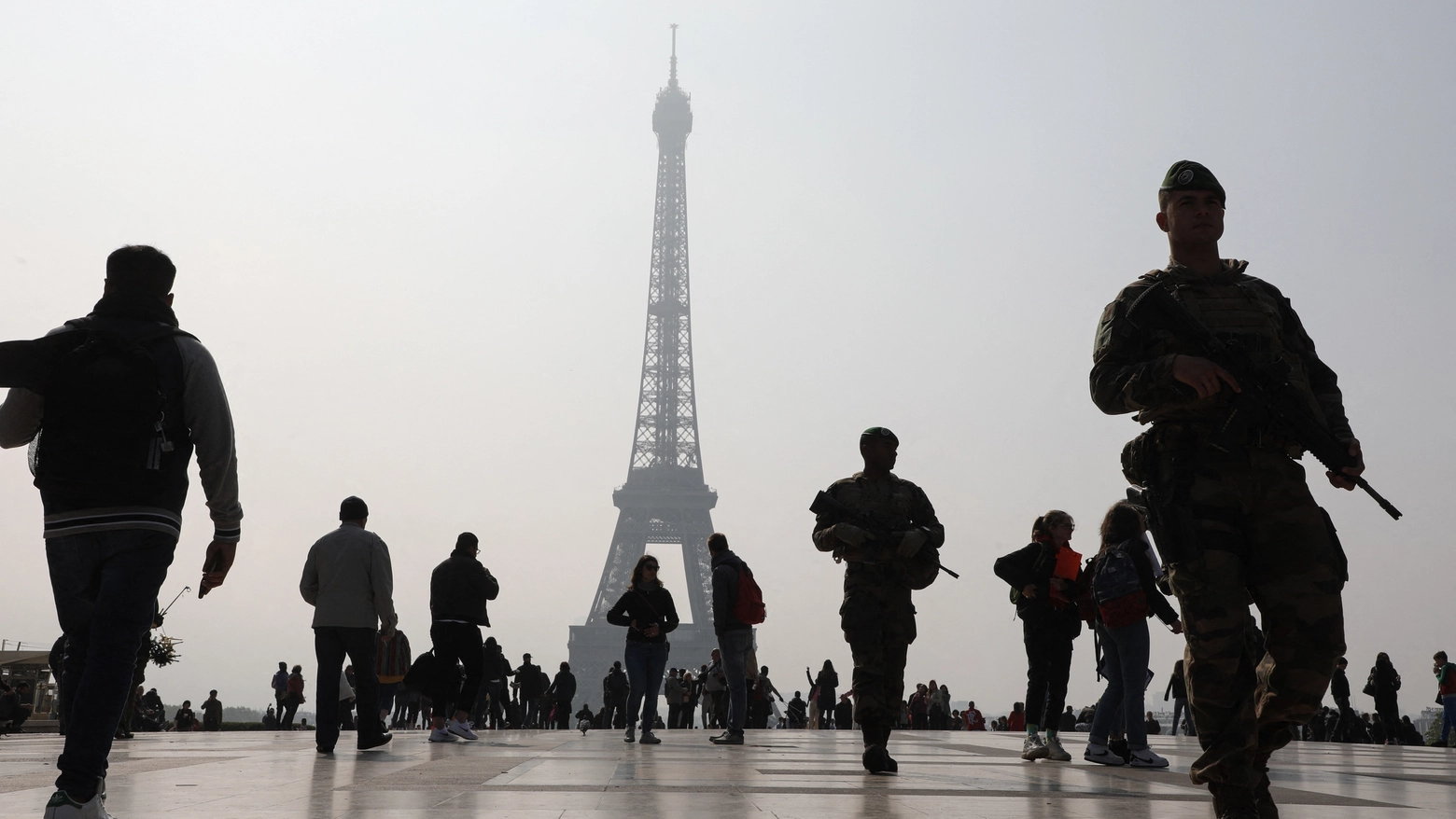 Emergenza attentati in Francia, la Torre Eiffel obiettivo sensibile (Afp)