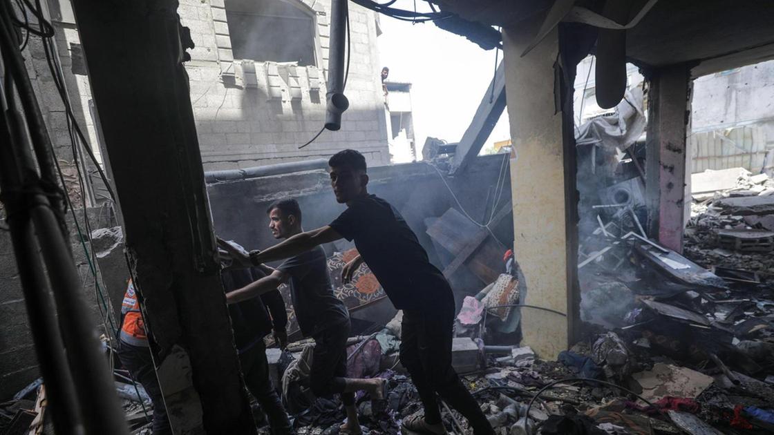 Gaza, media: 14 morti in raid Israele su campo profughi Nuseirat