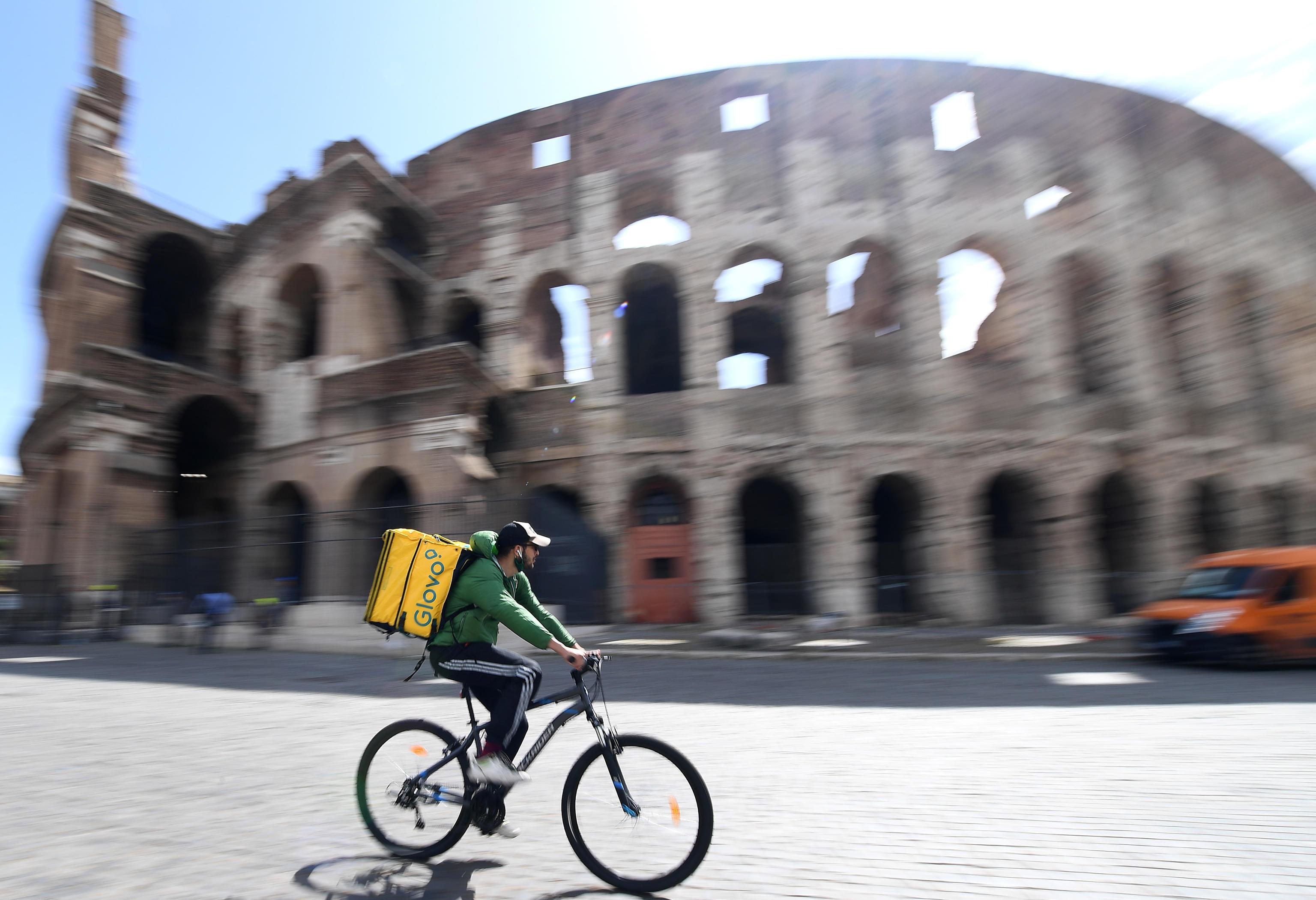 Glovo, più soldi ai rider che consegnano con il caldo estremo. La denuncia della Cgil