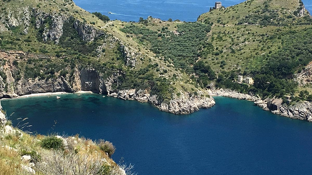 Un piccolo paradiso all’interno del Parco Marino di Punta Campanella, con vista sugli iconici Faraglioni di Capri, dove ha recentemente aperto Ara Maris, un nuovo hotel 5 stelle