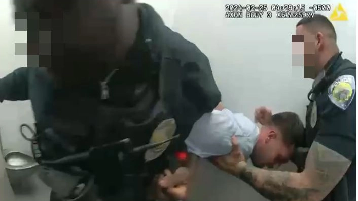 Matteo Falcinelli dentro la centrale di polizia di Miami in un frame delle bodycam degli agenti