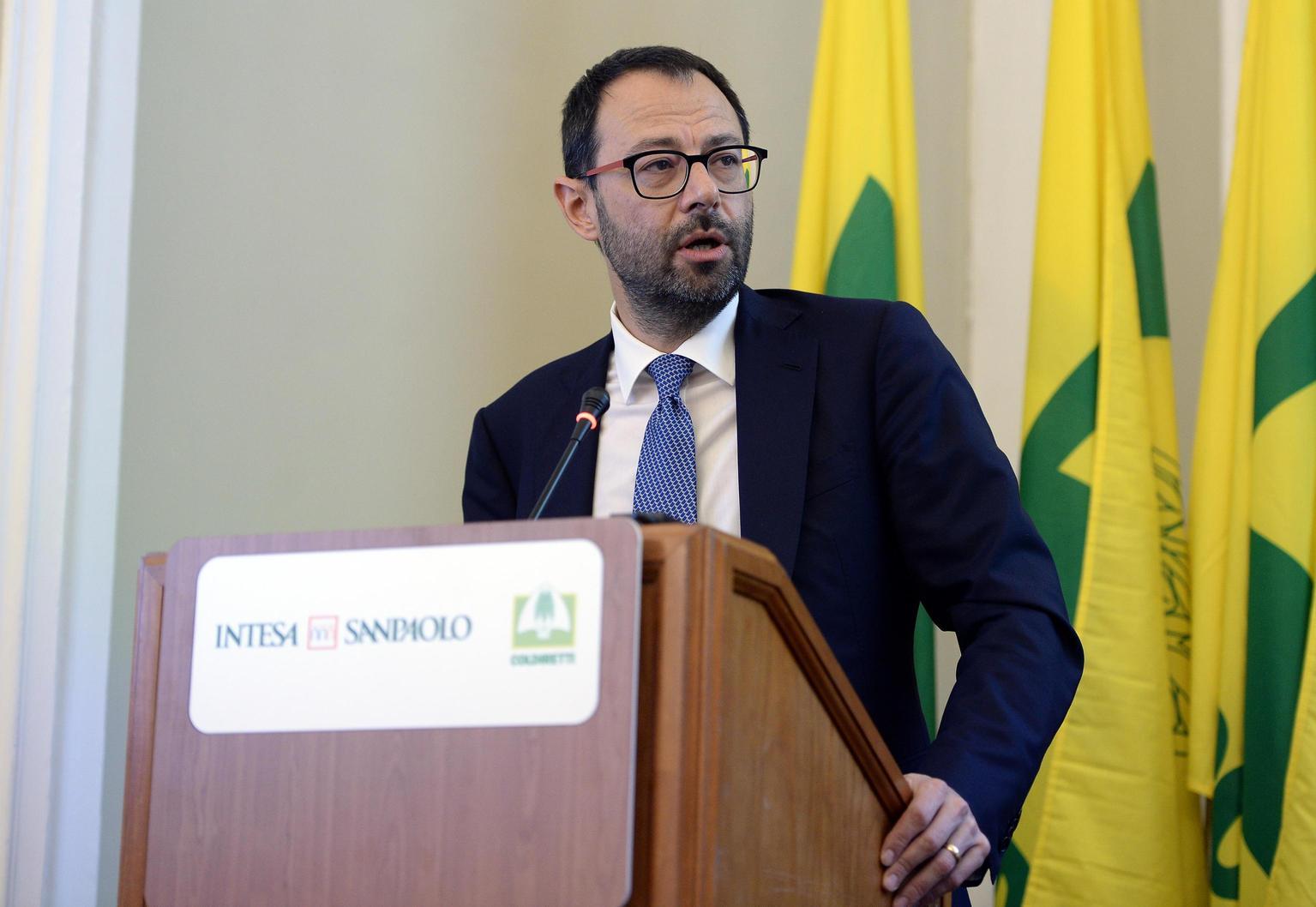 Stefano Patuanelli critica il cibo prodotto in laboratorio al Villaggio Coldiretti Stefano Patuanelli critica il cibo prodotto in laboratorio al Villaggio Coldiretti