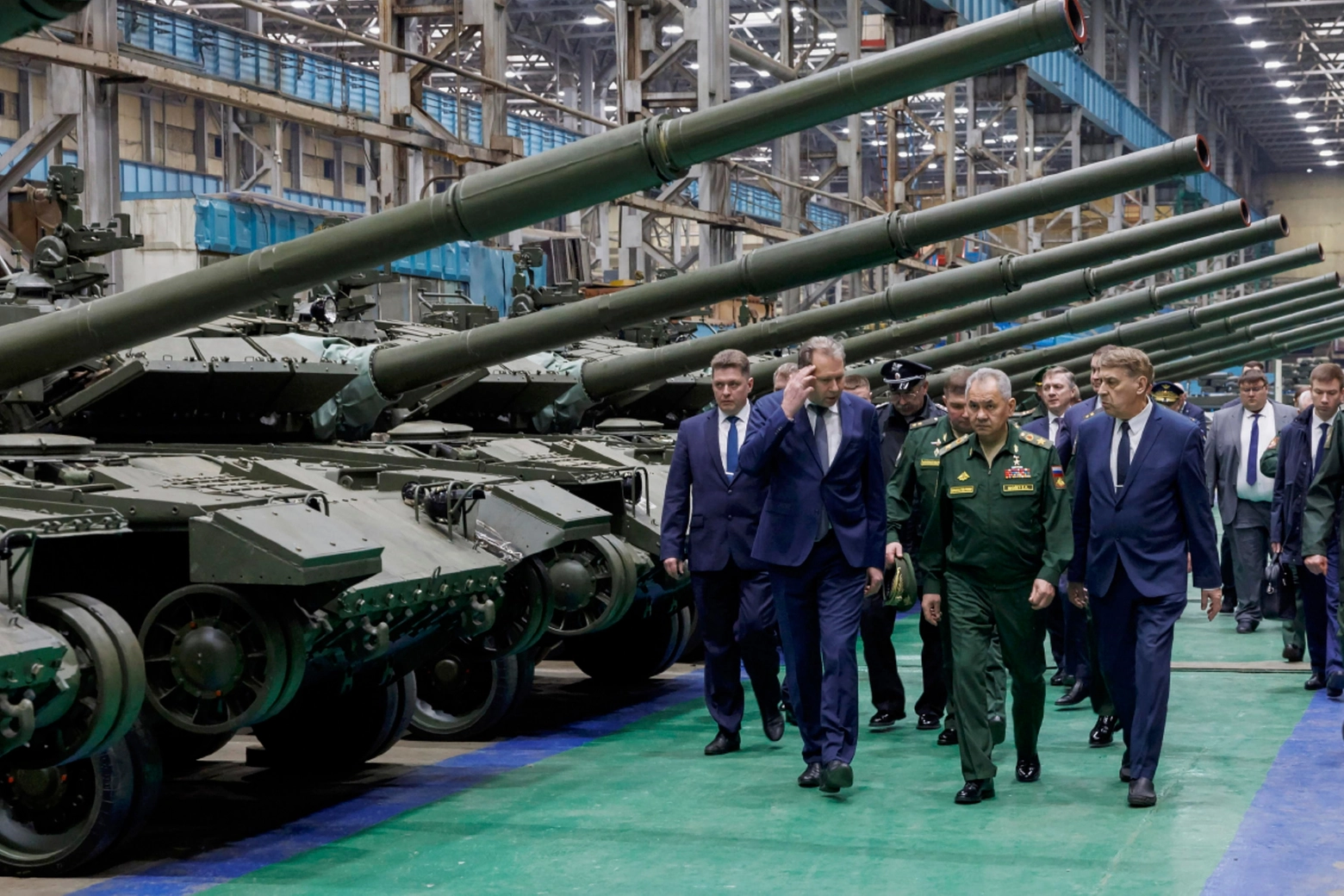 Il ministro della Difesa Sergei Shoigu in visita in una fabbrica di armi