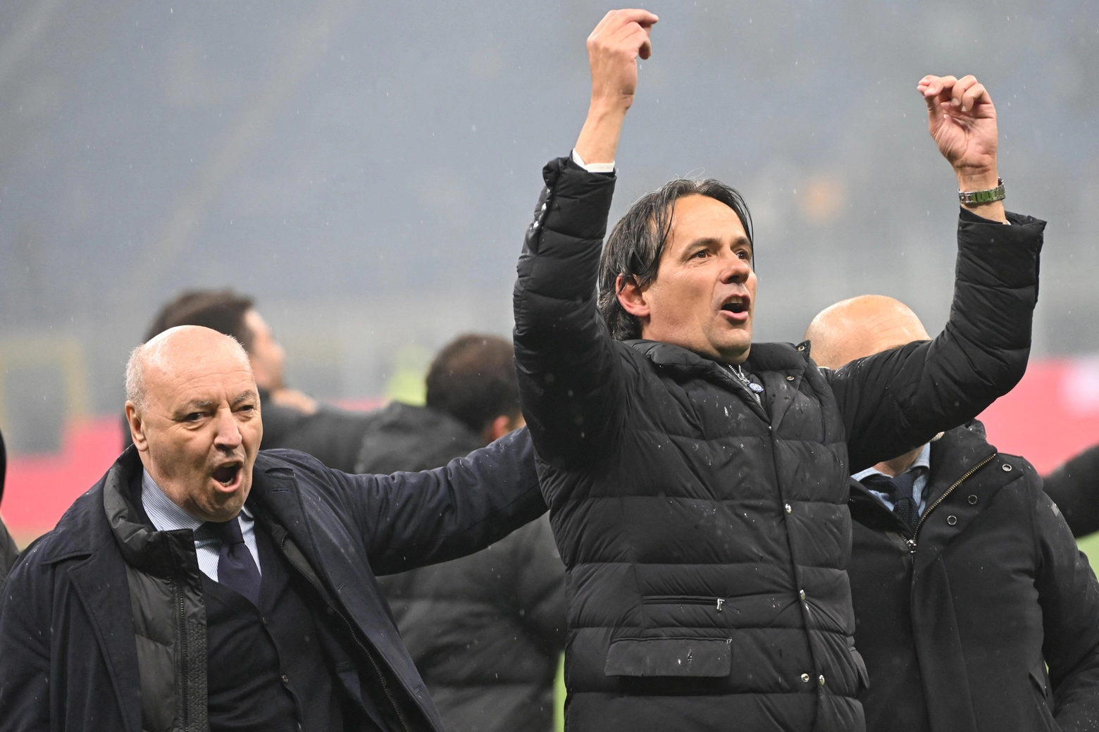 Beppe Marotta e Simone Inzaghi festeggiano in campo lo scudetto della seconda stella