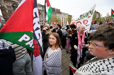 Spunta Greta Thunberg tra i manifestanti filo-palestinesi contro l’Eurovision