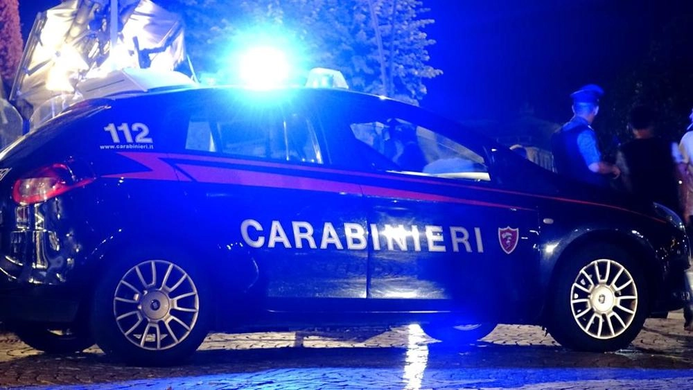 Inseguimento lungo la Tuscolana finito con uno scontro frontale provocato dai malviventi: esplosi gli airbag nell’auto dei carabinieri