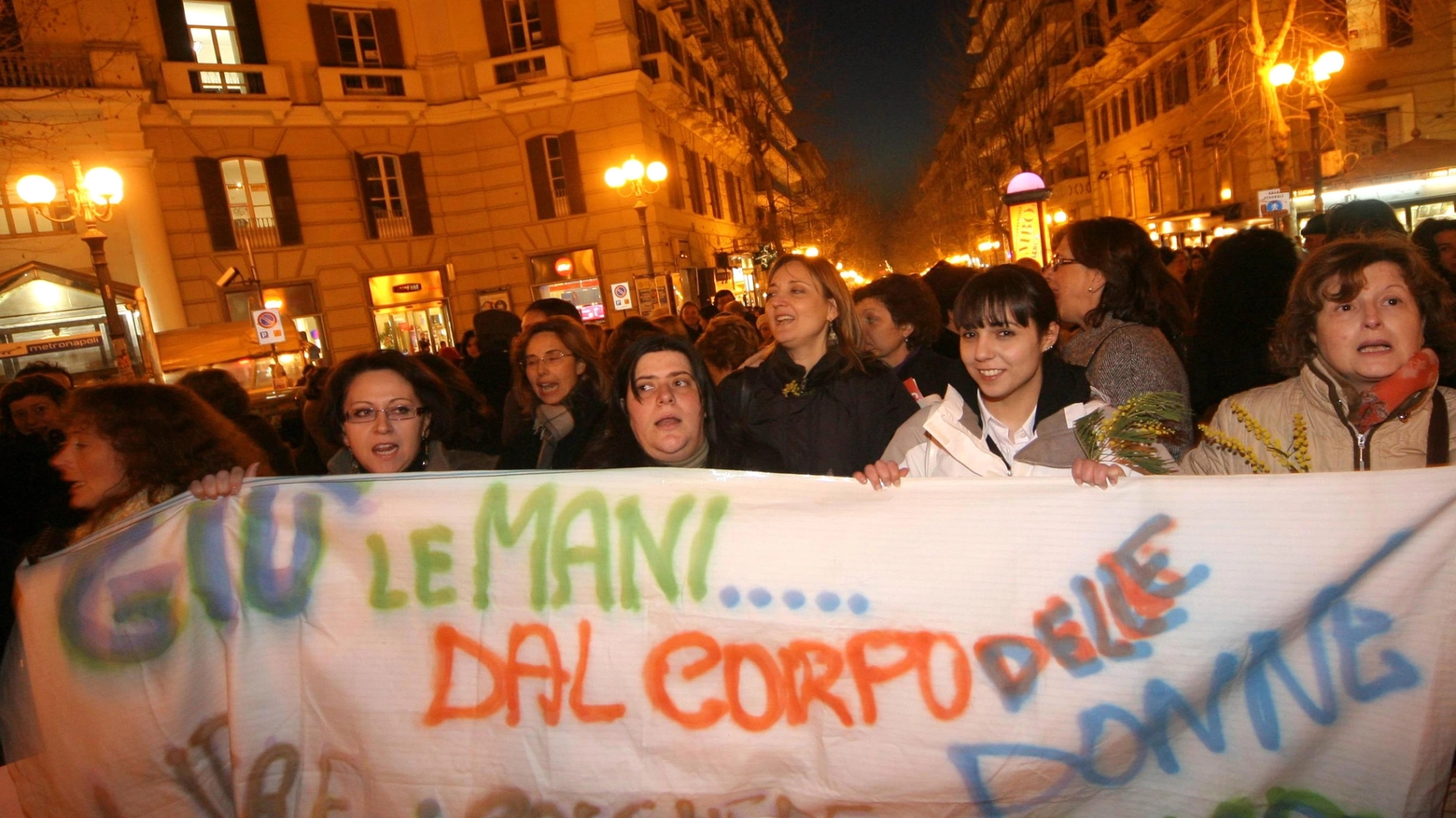 Una manifestazione in difesa della legge 194 a Napoli (Ansa)
