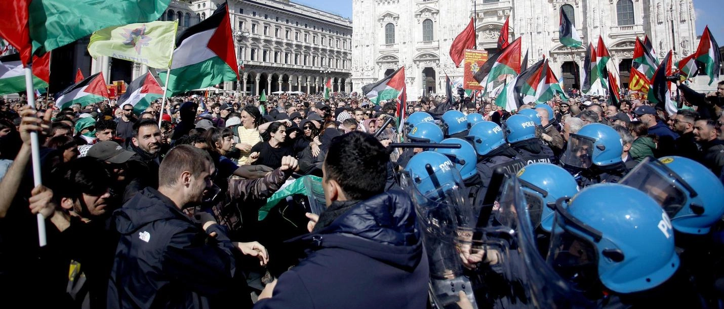 Centomila in piazza Duomo con l’Anpi, i pro Gaza tentano di sfondare le transenne. E nella Capitale gli antagonisti risalgono la manifestazione: lancio di sassi contro Israele.