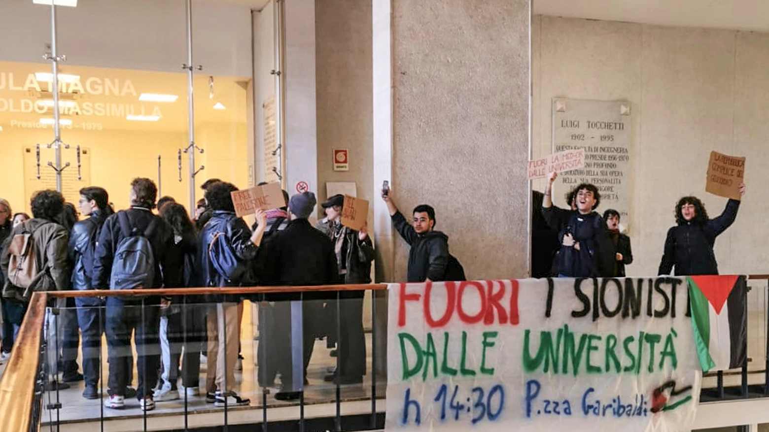 La protesta degli studenti all'università Federico II di Napoli (Ansa)