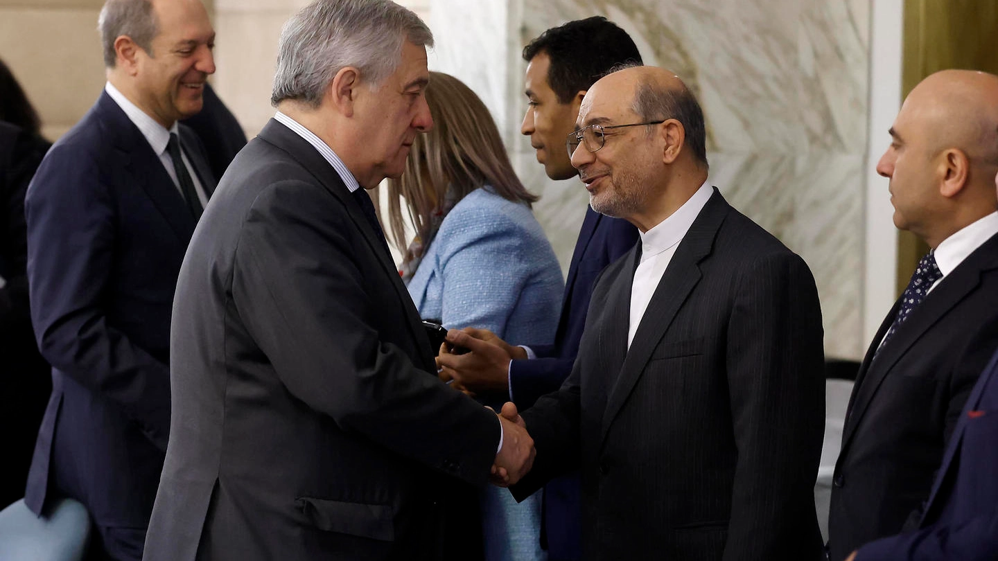 Stretta di mano fra il ministro degli Esteri, Antonio Tajani, e l’ambasciatore iraniano in Italia, Mohammad Reza Sabouri