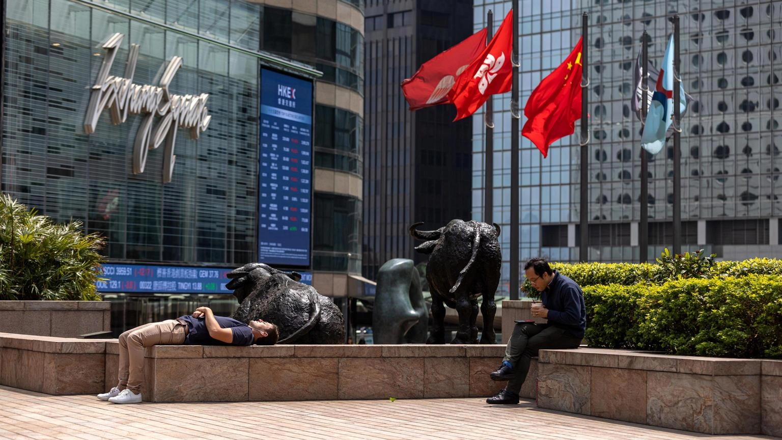 Borsa: l'Asia chiude contrastata, pesano tensioni geopolitiche
