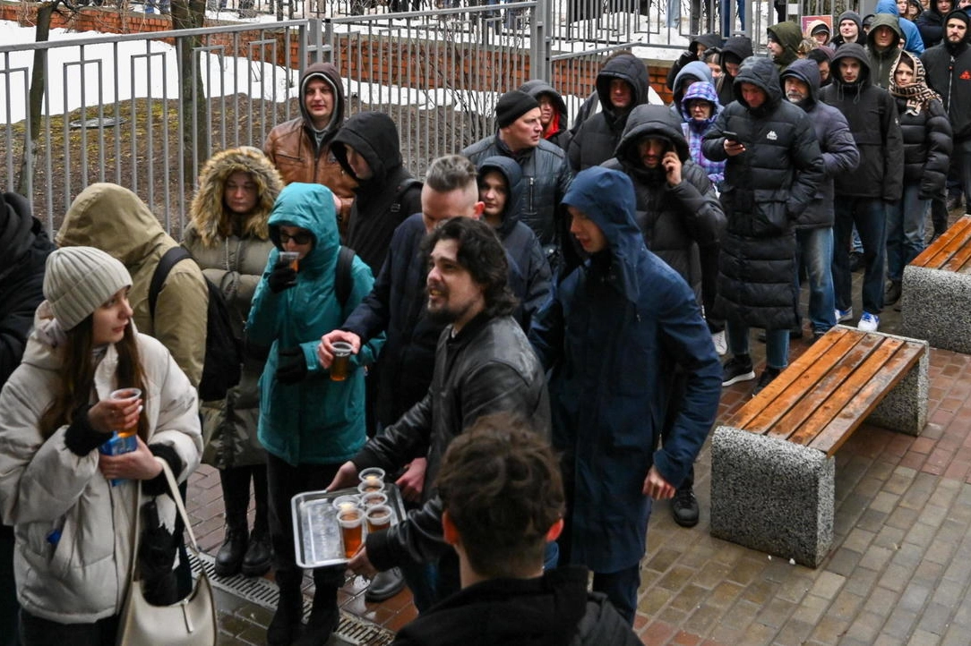 La gente in fila per donare il sangue a favore dei feriti il giorno dopo l’attentato che ha sconvolto la Russia